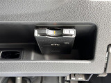 【ETC】有料道路を利用する際に料金所で停止することなく通過できる、ETC車載器(ノンストップ自動料金収受システム機器)が装備されています。セットアップを行うことで利用可能になります。