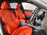 【コックピットシート】BMW車の主役席。車体中央にくる様に配置し車両重心とが一致する事でドライバーと車との一体感あるドライビングを実現。人間工学に基づき形成した形状が長時間のドライブ疲労も軽減します!