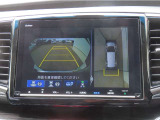 【マルチビューカメラシステム】フロントビューだけでなく、グラウンドビューも表示!自車を上空から見下ろしたような映像が表示されるので、駐車時などにドライバーの死角を減らすことができます。