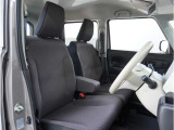 【清潔感のある運転席&助手席】隅々までクリーニングの行き届いた運転席&助手席。目立ったシミや汚れ等もございません。快適なドライブをどうぞ。