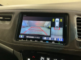リバースギアに入れるだけで後方の表示へ切り替わります。夜間や雨の日の駐車も楽になりますよ。