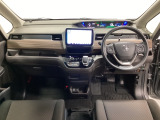 車内は光触媒抗菌消臭施工済です。インパネ周りはスタイリッシュなデザインです。グローブボックスやカップホルダーのほかにトレーなどたくさんの収納スペースが付いています。