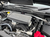 【STIタワーバー】お車の剛性を高めるタワーバーを装備。よりスムーズなコーナリング走行が可能となり、走りも楽しめます。