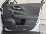 運転席ドア内張はご覧の通り。ドアポケットの収納もバッチリです