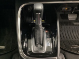 「e:HEV」は、モーター走行を中心にしながら電気エネルギーやエンジン動力を最も効率よく使い分けることができる賢いハイブリッドシステムです。サイドブレーキはスイッチ操作の電子制御パーキングブレーキです