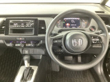 【ハンドル】運転にかかわる様々な操作を安全に行えるように視点移動が少なく操作性に配慮されたスイッチ類が凝縮されたコックピットです。