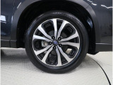タイヤサイズは225/55R18です。