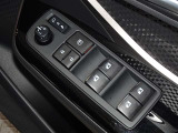 電動格納式ドアミラー・全席対応のパワーウィンドウを装備してます。