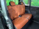 後部座席も気になるようなキズ・汚れやへたり等、大きなダメージはなく、良好な状態です。