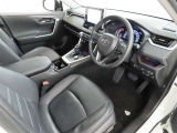 シンプルで使いやすいデザインの運転席です。