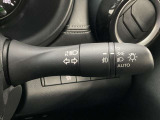 【オートライト】車のセンサーが周囲の明るさを感知し、自動でヘッドライトを点灯・消灯する機能です。この機能は夕暮れ時の交通事故が多い時間帯の安全性を高めてくれます。