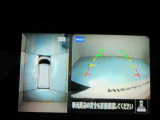 上から丸見え!アラウンドビューカメラです。お車の周りを写します。もちろん後退時には右画面に大きく表示します。