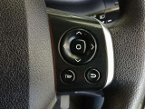 ステアリングには運転中でも簡単に操作できる各種スイッチついてます