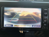 バックモニターを装備しています。駐車時に後方が影像で確認できるので、車庫入れの苦手なお客様や夜間のバック時に大活躍!いまや必須となった装備ですね。