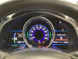 ハイブリット車専用のメーターです。中央のスピードメーターより左右のサブデスプレイで燃費や動力伝達などの情報が見れるようになっています。