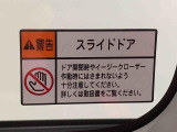 見た目が大事!な外装はぴかっとキレイに磨いており、経年のくすみもよみがえっております。ヘッドライトやドア周辺を磨く際にはマスキングテープを使用して保護しながら丁寧に作業をしております。