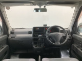 【前方視界】開放的な前方視界!運転がしやすく疲れにくいです♪窓が大きく、見通しがとっても良いおクルマですよ♪