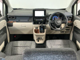 【インパネ】運転のしやすさを最優先に設計された見晴らしの良いフロントビュー。車両間隔が掴みやすく狭い道でも安心♪「安全」と「品質」を最優先に、安心してお乗りいただけるクルマを提供いたします。