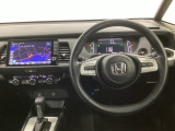 【ハンドル】運転にかかわる様々な操作を安全に行えるように視点移動が少なく操作性に配慮されたスイッチ類が凝縮されたコックピットです。