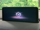 【10.25インチマツダコネクト】車内の雰囲気にマッチした大型ディスプレイ。スマホ接続でのナビ使用やBluetooth再生等、様々な機能が楽しめます。直感的なダイヤル操作が可能で、使い勝手も良好です。
