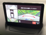【マルチテレインモニター】車のフロントやサイドのカメラ画像を同時にモニター表示することで、悪路や狭い道を走行時でも周囲の状況確認ができ安心!本格SUVにうれしい装備です♪