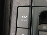 EVドライブモードで、早朝・深夜や屋内の駐車場などで、エンジン音や排気ガスを気にすることなく走れます。
