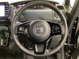 ハンドルにHondaセンシング系のクルーズコントロールやレーンキープアシストなどのスイッチと、オーディオの操作スイッチが装備されています。ハンドルから手を離さず安全に操作できます。