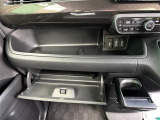 【グローブボックス】大容量のグローブボックスです!!車検証ケース他、日頃使う小物類の収納スペースもたくさんあります!