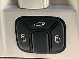 【両側スライドドア】駐車場で隣の車との間隔が狭く乗りにくい時、スライドドアなら安心!ドアオープン時も幅を取らず、開口部が広いので乗り降りがとっても簡単です。大きな荷物の出し入れも後席から可能♪