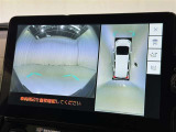 パノラミックビューモニターを装備。駐車場や交差点でクルマを真上から見るように周囲を確認できます。機能の詳細は販売店スタッフまでおたずねください。