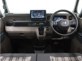 ◆視界広々で非常に運転しやすくロングドライブでも疲れを感じさせないすっきりとまとまったインパネ周りです。