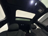 ガラスサンルーフが装備されています。四季を感じながらドライブをお楽しみください。