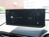 こちらのお車には先進安全装備が多数搭載されています。衝突被害を回避あるいは軽減するためのブレーキや、後方死角からの接近警報、車線逸脱を防止する警報装置など、詳しくはスタッフまでお尋ねください。