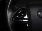 ステアリングスイッチ付きで、運転中に視線を前に向けたまま操作できます。