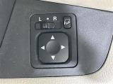 【電動格納ミラー】運転席のスイッチで、ドアミラーの開閉や角度の調整ができます。
