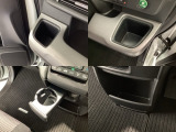 収納スペースや、ドリンクホルダーもついています。長距離ドライブで活躍する必需品ですね♪