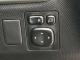 電動格納式ドアミラー付き。駐車場へ停めた時に、ボタン一つで左右のドアミラーをたたむ事ができます。