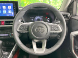 インテリアに合わせたデザインのステアリングは、運転される方のことも考え、運転しやすい形状、大きさです。是非一度、実際に触ってお確かめください。