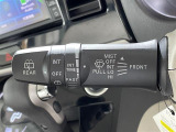 【オートワイパー(AUTO)】雨が降り出した時に、雨滴検出用センサー(レインセンサー)が雨滴を感知すると、自動でワイパーが動作します。