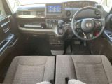 前席内装の全体像です。是非実車をご覧にお越し下さい。