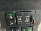 【両側パワースライドドア】両側がパワースライドドアになっており、運転席のスイッチやスマートキーでも開閉が可能です!開口部も広いので乗り降りも楽々♪