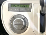 【オートエアコン】一度お好みの温度に設定すれば、車内の温度を検知し風量や温度を自動で調整。暑い&hellip;寒い&hellip;と何度もスイッチ操作をする必要はありません。快適な車内空間には必須の機能ですね♪