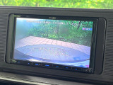 【バックカメラ】駐車時に後方がリアルタイム映像で確認できます。大型商業施設や立体駐車場での駐車時や、夜間のバック時に大活躍!運転スキルに関わらず、今や必須となった装備のひとつです!
