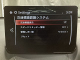 フォワードセンシングカメラで認識した交通標識をディスプレイに表示し、交通標識の見落とし防止を図り、安全運転を支援します。
