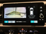 リバースギアに入れるだけで後方の表示へ切り替わります。夜間や雨の日の駐車も楽になりますよ。