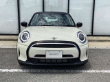 ドイツ本社と同様の教育・訓練を受けた専門メカニックが、エンジン、ミッション、サスペンション、電気系統を詳細に点検します。交換基準に達した部品は、純正部品を使用し整備致します。