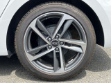 17インチ純正アルミホイール装備 全車両に標準装備の純正アルミホイールは、純正ならではのバランスの良いデザインと、走行安定性をお楽しみ頂けます。