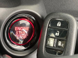 【Hondaスマートキー】カバンやポケットに入れたままでもドアの施錠・解錠が可能なスマートキーを装備。エンジンのオン・オフ時もカギを取り出す必要が無いからとっても便利です♪