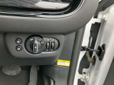 デイライトリングの丸い形は、よりMINIらしさを強調してくれます。LEDヘッドライトで夜も安心して運転できます。