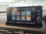 カーナビ付きです。カーナビの機能や保証につきましては、担当スタッフまでお尋ねください。